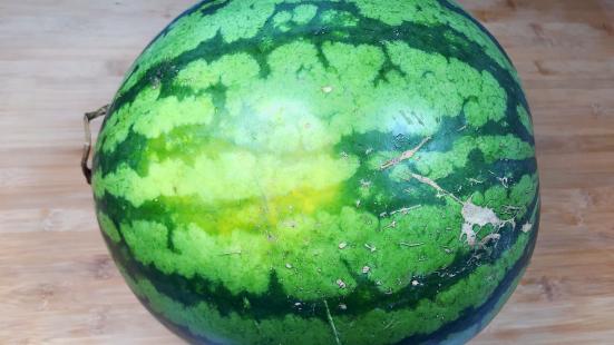 吃不完的西瓜不用放冰箱，老瓜农教你“一土方法”，放7天也新鲜