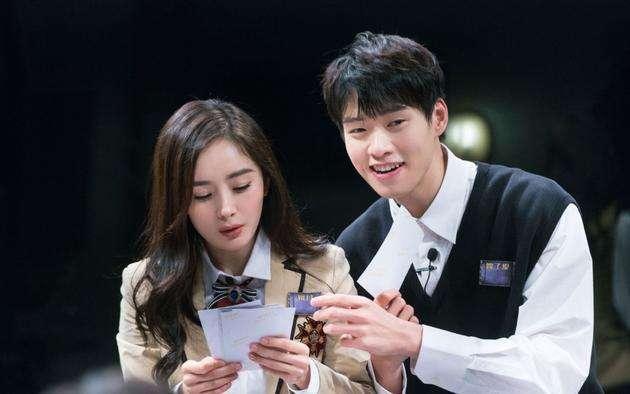 杨幂拍摄现场心情沮丧，神色凝重看手机对助理