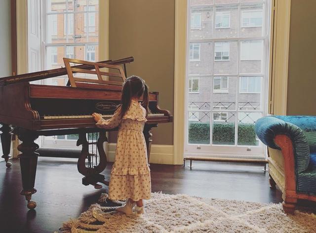 周杰伦女儿近照曝光，侧颜五官精致发量惊人，网友直呼太像昆凌