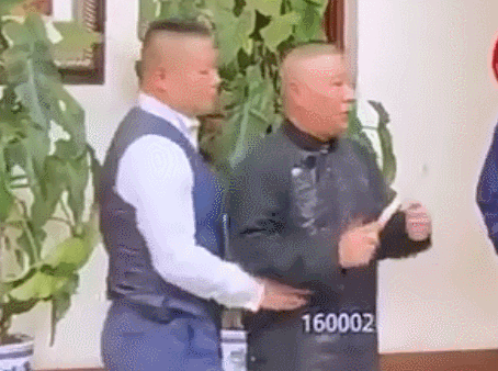 德云社团综开录，岳云鹏现场搂师父胖腰撒娇，