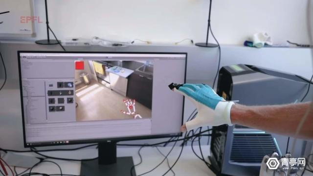 采用柔性薄膜材质，科研人员展示轻薄款VR体感手套方案