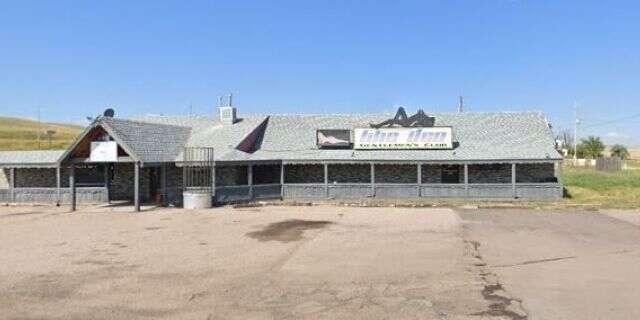 庆祝重新开张 美国一夜总会举行“戴口罩，脱衣