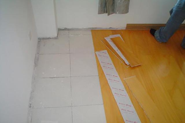 二手房翻新，地砖不拆直接铺上木地板，省下一大笔费用，值了