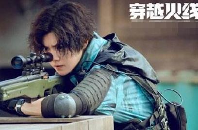 国民闺女关晓彤深夜探班鹿晗，穿情侣装超般配，同回酒店甜蜜约会