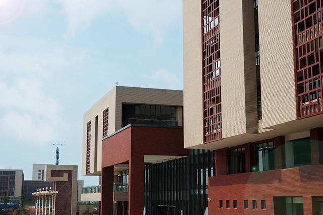 学生宿舍还有跃层双人间，眉山这所大学让隔壁学校羡慕哭了