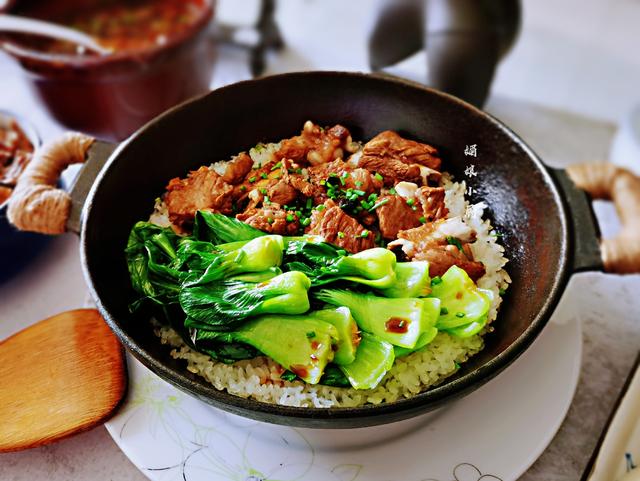 煲仔饭在家做用料实在方法简单，饭香锅巴酥脆，菜肉搭配营养均衡