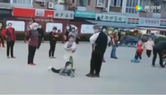 广场上那个绊倒骑滑板车男孩的老太太，她心里到底是怎么想的？