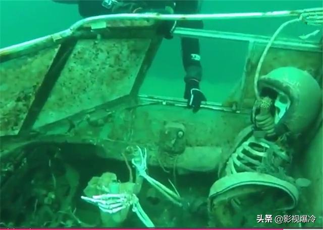 潜水员在海底发现飞机残骸，靠近后发现，机舱内还有“人”