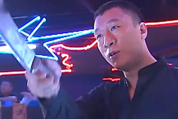 他是《征服》中劉華強(qiáng)的原型，弟弟被仇人砍傷，他殺光了仇家