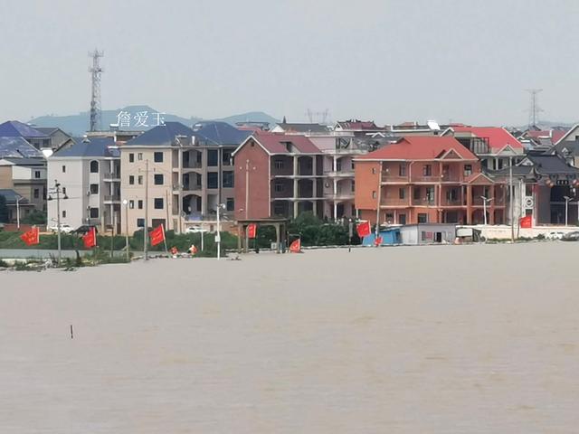 鄱阳洪灾，16岁女孩保护聋哑妈妈撤离，武警及时赶到