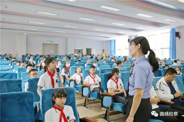 一心护“未” 送法进校 安全一夏 曲靖市检察院“杜鹃花”哥哥姐姐为小学生送上安全自护大礼包