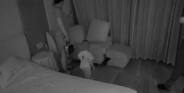 私闯|女子带娃私闯豪宅躺床上吹空调睡 主人回家慌忙报警