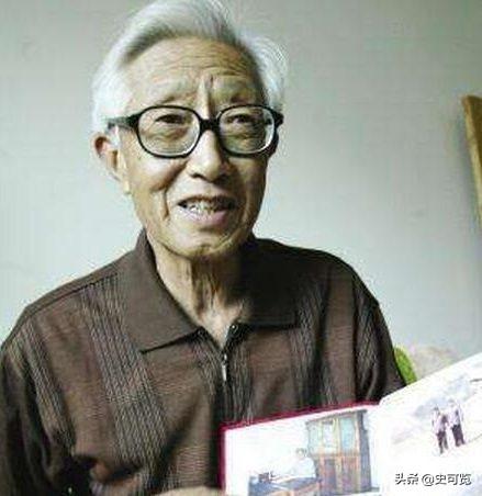 林彪坠落后，三人举枪自尽，两人毙命，一个朝