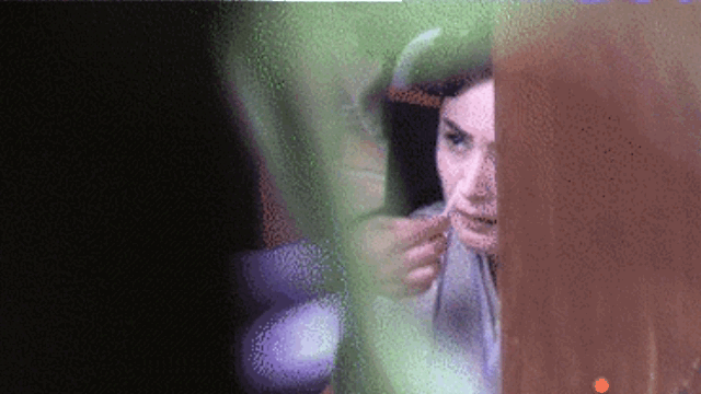 杨幂拍摄现场心情沮丧，神色凝重看手机对助理