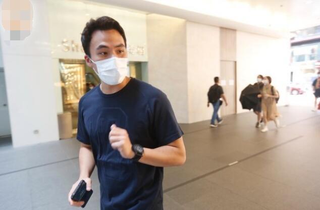 何猷启宣布离婚送走前妻与孩子后，紧急约新欢买酒菜庆祝