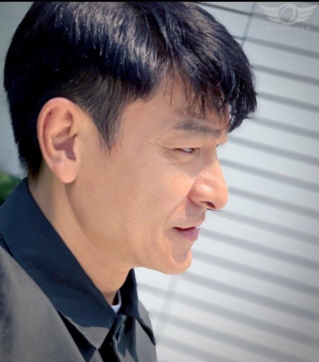 「误发」59岁刘德华误发显老生图秒删 重发美颜照展最美好的男神一面