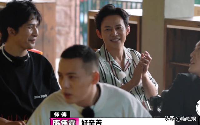 何炅坐过山车躲在后排，镜头拍到他挤在一起的五官，谁能相信46岁