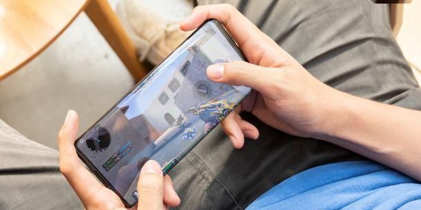 最“惨”的vivo旗舰，屏占比99.6%全球第一，销量