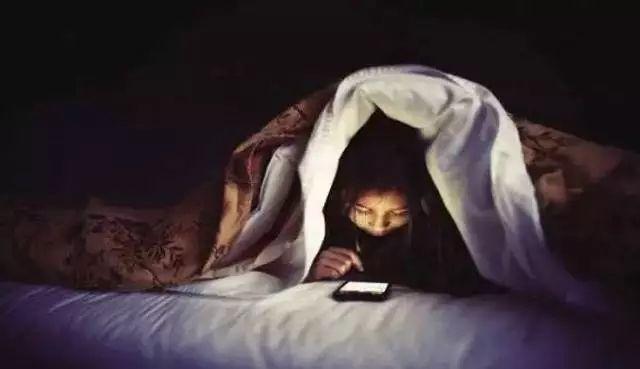 长期熬夜不睡觉的人，身体会出现4种现象，看完默默放下手机