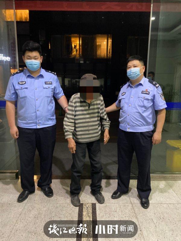 女护士跪地救人：大家牵挂的那只环保袋找到了，警方已锁定嫌疑人
