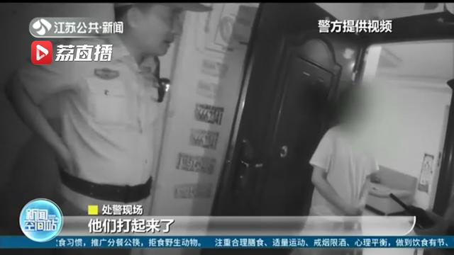 夫妻辅导女儿作业因意见不合大打出手，吓得孩子报警求助