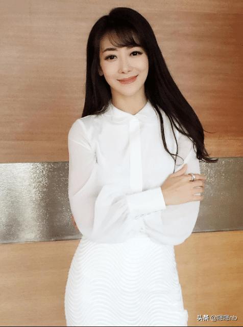 出道不温不火，曾被称为“华谊电视剧一姐”，