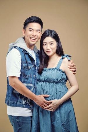 柯有伦官宣妻子怀孕，晒八月孕照合影，分享孕期趣事