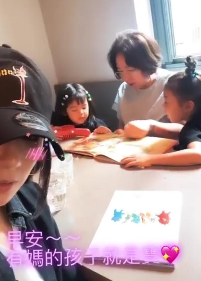 贾静雯晒母女同框，咘咘亲吻妈妈很粘人，3岁波妞门牙脱落好抢镜