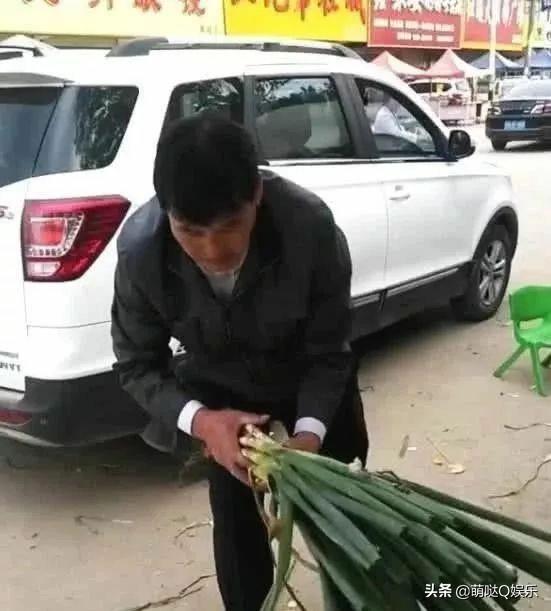 草根明星大衣哥存款很多，但是他的四辆座驾加起来却不到10万元。