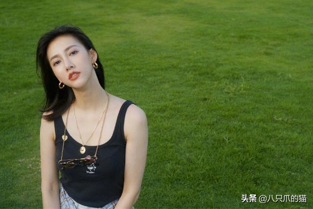 曾与潘玮柏合唱《不得不爱》，34岁弦子穿背心街拍，歌甜人也美