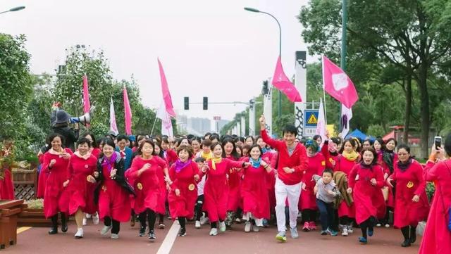 我发红包都没人领，她在社群卖衣服，竟1天卖10万？