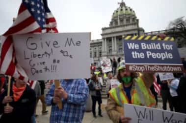 美国居家令被推翻后，民众聚集酒吧庆祝，全球