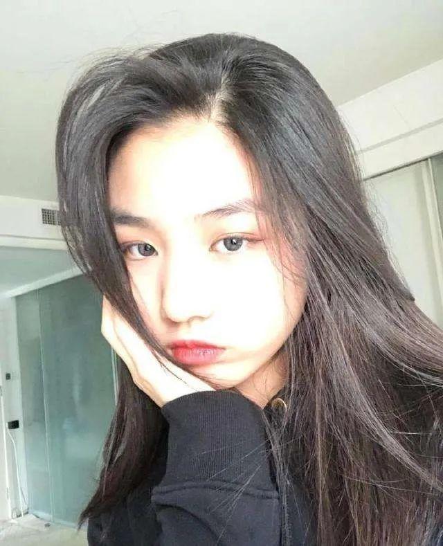 汪峰探班章子怡，女儿醒醒撞脸小苹果，一家三口同框超幸福