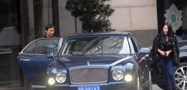 王思聪豪车成群，父亲王健林座驾26年都没换，网友：富不过三代