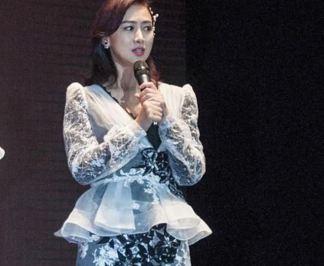 翁虹才是高配版的女人身材，虽然看着不瘦，但