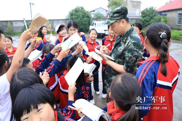 大型追星现场！小学生围着武警叔叔要签名