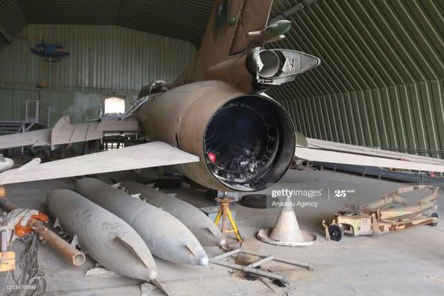 利比亚一军事强人被打惨，重要基地被对手占领，部队狼狈撤离首都