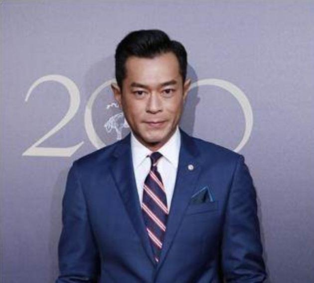 古天乐遭女子举牌求恩：借我一百万救父亲，不借死了算了