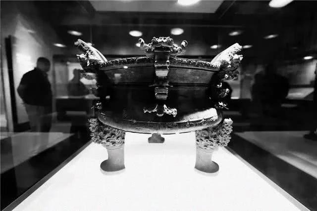 河南老农打两丈深井，挖出三腿“怪物”，引军