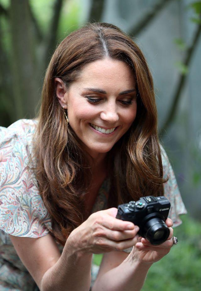 凯特喜欢摄影，但这两幅照片意义不同，听她讲