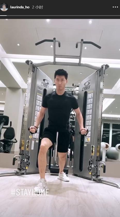 窦骁|藏不住！何超莲窦骁疑已同居 何超莲深夜秀恩爱晒男方撸铁健身视频