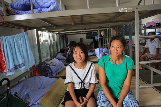 鄱阳洪灾，16岁女孩保护聋哑妈妈撤离，武警及时赶到