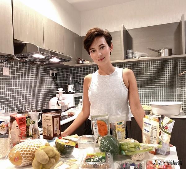 卢靖姗越来越庚化！剪小男孩头穿露脐装，隔着