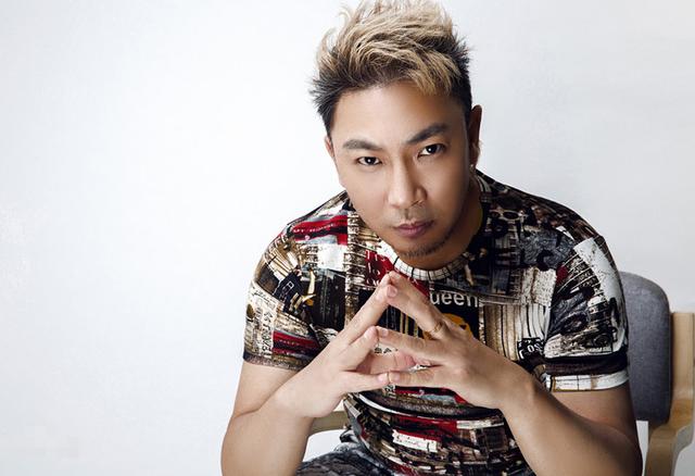 爆红歌星陈少华：被粉丝一刀砍掉下巴，断送事业，居然选择原谅？