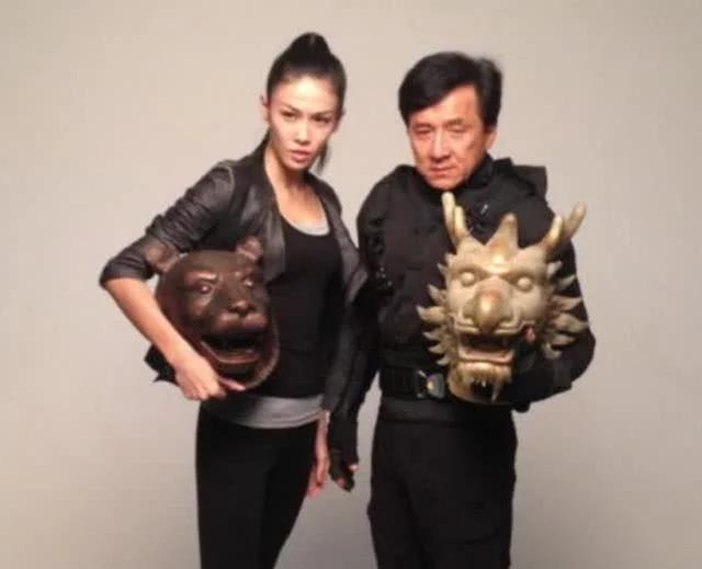 她是成龍唯一女弟子，曾經(jīng)是跆拳道冠軍，和兩男子共同沐浴太大膽