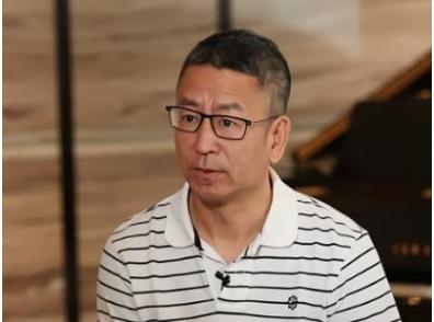 白岩松：曾患有严重抑郁，坐地铁无人识，如今52岁成了这样