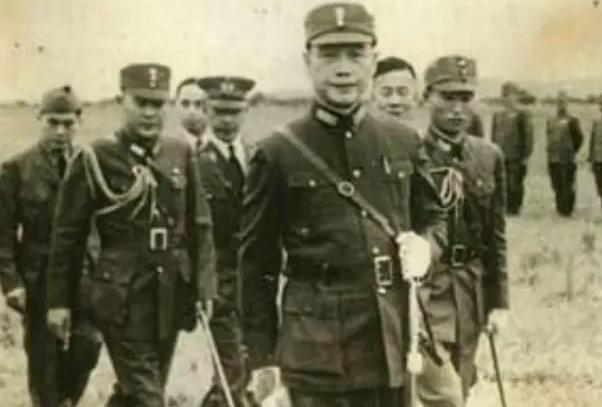 汪精卫儿子回国扫墓，见父亲的跪像，留下9个字