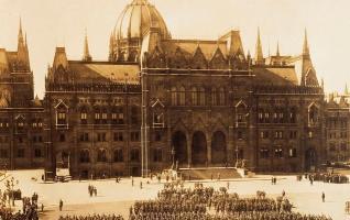 波兰闹改革苏联被迫默许，一小国眼馋效仿，惨