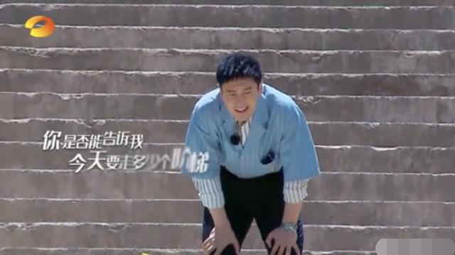 黄晓明累到脱妆遭调侃，本尊晒素颜视频谦虚回应，却遭尹正拆台