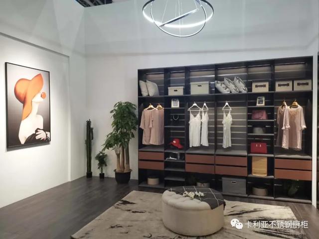 从容的清晨，和记AG平台娱乐官网
不锈钢衣柜带你开启精致生活